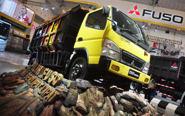 lexus-fuso-booth-terfavorit-giias-2016-20170220-13-33-1622.jpeg